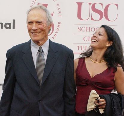 Clint Eastwood y su esposa, Dina Ruiz, a su llegada a la celebraci&oacute;n del 75&ordm; aniversario de la escuela de cine y televisi&oacute;n USC, en Los &Aacute;ngeles.
