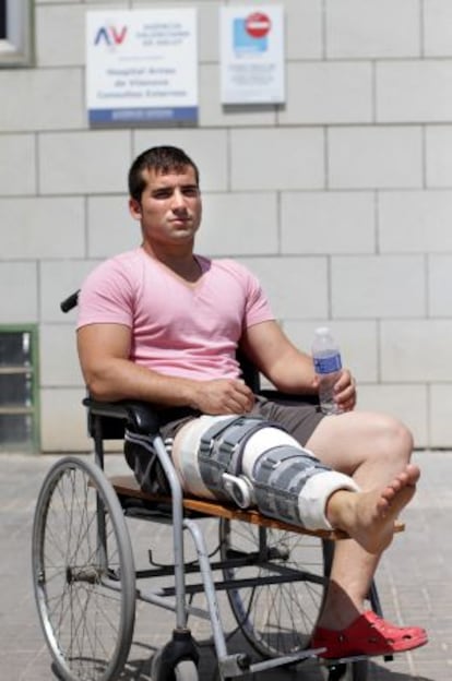 Adrián García with the knee brace lent to him by a friend after the workshop that supplies the hospital took theirs back.