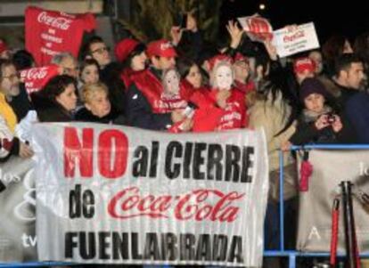 Trabajadores de Coca-Cola protestan a la entrada del Hotel Auditorium de Madrid, donde se celebra la gala de los Premios Goya