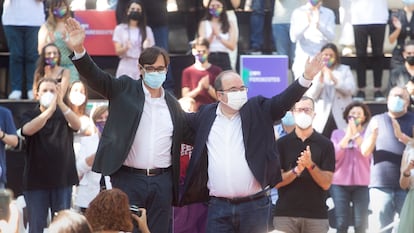 El líder de los socialistas catalanes en el Parlament, Salvador Illa (a la izquierda), junto al ministro de Cultura y Deporte, Miquel Iceta , durante la celebración en la tradicional Fiesta de la Rosa, este domingo en Gavá (Barcelona).