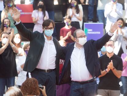 El líder de los socialistas catalanes en el Parlament, Salvador Illa (a la izquierda), junto al ministro de Cultura y Deporte, Miquel Iceta , durante la celebración en la tradicional Fiesta de la Rosa, este domingo en Gavá (Barcelona).