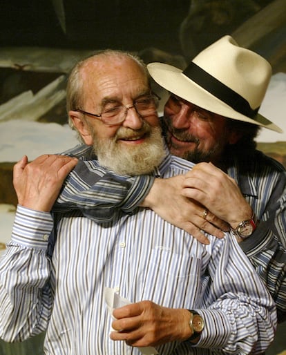 Joaquín Sabina abraza a Ángel González tras finalizar una velada poética en la Semana Negra de Gijón, el 16 de julio de 2005.