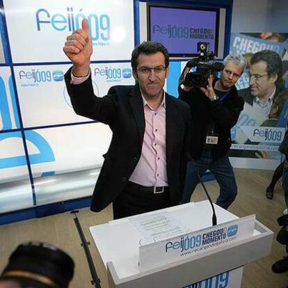 El líder del PP gallego, Alberto Núñez Feijóo, celebra la victoria de su partido.