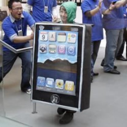 La niña Lyle Kahney, de 9 años, ingresa a la tienda Apple para comprar el iPad en San Francisco, California.