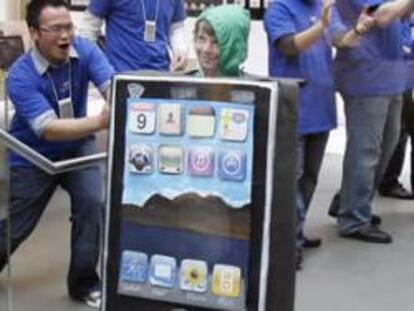 La niña Lyle Kahney, de 9 años, ingresa a la tienda Apple para comprar el iPad en San Francisco, California.