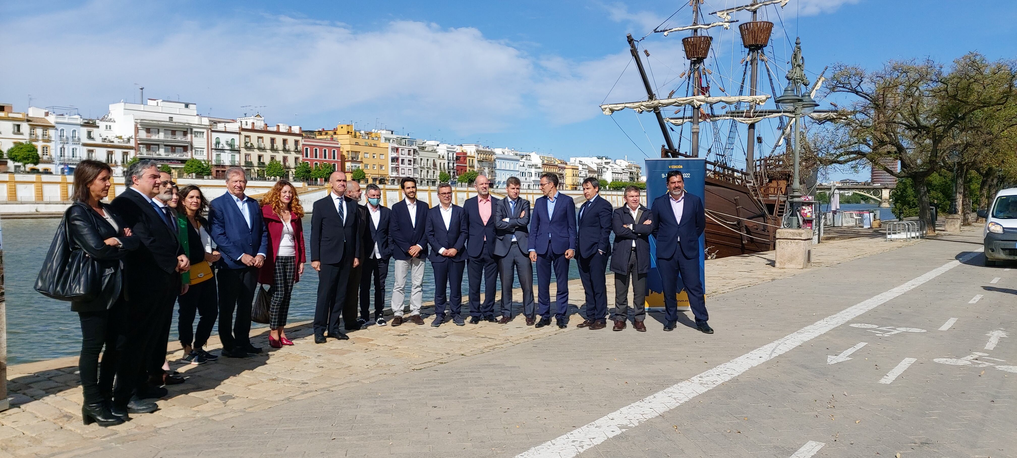 El alcalde de Sevilla, Antonio Muñoz, en el centro, con los participantes en el Fórum 5G este miércoles.