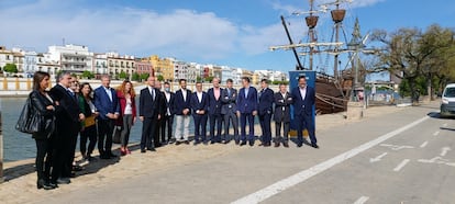 El alcalde de Sevilla, Antonio Muñoz, en el centro, con los participantes en el Fórum 5G este miércoles.