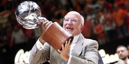 Juan Roig, levantando el título de la liga ACB conquistado por el Valencia Basket en 2017, club del que es propietario.