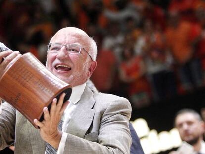 Juan Roig, levantando el título de la liga ACB conquistado por el Valencia Basket en 2017, club del que es propietario.