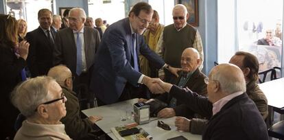 Imagen de archivo del presidente del Gobierno y del PP, Mariano Rajoy, saludando a un grupo de jubilados en un bar, acompa&ntilde;ado por el presidente de Melilla, Juan Jos&eacute; Imbrada, durante la visita que realiz&oacute; a la Ciudad Aut&oacute;noma durante la campa&ntilde;a electoral del 20D.