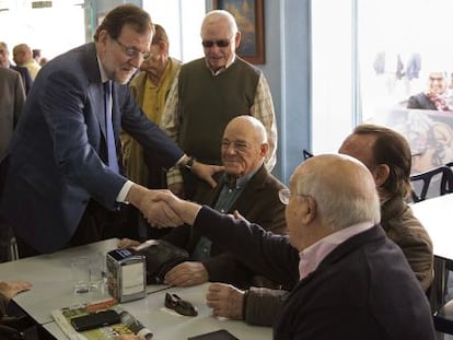 Imagen de archivo del presidente del Gobierno y del PP, Mariano Rajoy, saludando a un grupo de jubilados en un bar, acompa&ntilde;ado por el presidente de Melilla, Juan Jos&eacute; Imbrada, durante la visita que realiz&oacute; a la Ciudad Aut&oacute;noma durante la campa&ntilde;a electoral del 20D.