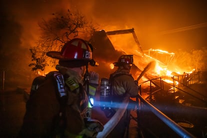 Bomberos de Los Ángeles luchan contra el incendio forestal en la zona de Palisades el 8 de enero. Según el Servicio Meteorológico Nacional, grandes zonas del área de Los Ángeles se encuentran bajo riesgo extremo debido a los fuertes vientos y las condiciones secas.