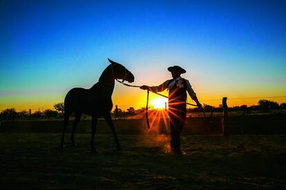 D?A DOS. LA POSTA - CHEPES  La Ruta deja la provincia de Crdoba para adentrarnos en La Rioja Argentina. Nuestro fin de etapa, el Hipdromo El Pedernal, en Chepes, es un inmersin en el espritu de los Gauchos, quizs una de las se?as ms arraigadas de las peculiaridades de esta tierra. Protagonistas, como Martn Fierro, de una particular literatura referida a ellos, estos hbiles jinetes han manejado el ganado de estas inmensas extensiones. En el hipdromo, entre carreras de caballos, exhibiciones, y silbidos de pintorescos vaqueros con sombrero y montura, vivimos de lleno ese espritu llanero. Pero antes de llegar, el recorrido nos presenta un momento para la magia y la fe. La espiritualizacin del viaje.  En el polvoriento camino por los Llanos Riojanos, paramos junto a una peque?a capilla, con su santa escoltada por ingentes reservas de agua. No comprendemos el porqu, pero si su sentido, y aunque no somos muy devotos, hacemos una apuesta a todo o nada. Dejamos all nuestro agua. Una ofrenda para un viaje sin problemas, custodiado por este desconocido espritu benefactor.  Los das posteriores, por todos los arcenes encontramos algo parecido: capilla y botellas llenas. Todas veneran a la Difunta Correa, figura mtica que despierta devocin en todo Argentina. Cuenta la historia que su marido fue reclutado forzosamente en 1840 en las guerras civiles. Angustiada, decidi seguirle, perdindose en el desierto y muriendo de sed. Hoy los camioneros y todos los conductores veneran su imagen buscando su proteccin en el viaje. Cada vez ms inmersos en el sentir del pas, nuestra aventura se presenta ms excitante...?Ms ahora que contamos con la Difunta Correa como aliada!