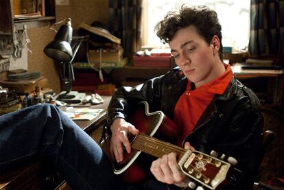 Aaron Johnson, encarnando a John Lennon en el filme.