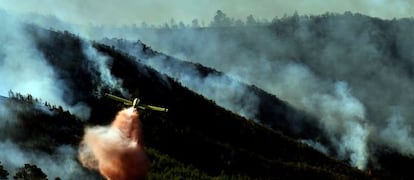 Tareas de extinci&oacute;n del fuego del t&eacute;rmino municipal de Chulilla (Valencia) en septiembre pasado.