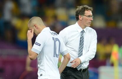 Laurent Blanc y Benzema tras el partido de Suecia.