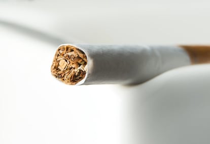 <p>Volutas de humo que se van, como el tiempo que se escurre entre los dedos; y la ceniza que queda, imagen ignominiosa de la decadencia. La literatura ha encontrado en el tabaco y el vicio de fumar todo un catálogo de metáforas para hablar de la muerte, el paso del tiempo o lo oscuro. Y sin embargo <strong>ni la bibliografía más tétrica ha logrado una capacidad de influencia mínimamente comparable a la de las estrategias de la industria del tabaco</strong>, "uno de los grandes negocios del siglo XX y del siglo XXI", como remarca Miguel Ángel Martínez-González, catedrático de Medicina Preventiva y Salud Pública, en su libro <a href="https://www.planetadelibros.com/libro-salud-a-ciencia-cierta/272065" rel="nofollow" target="_blank"><em>Salud a ciencia cierta</em></a>.</p> <p>Cajetillas pintadas de seducción, determinación, independencia, libertad, aventura, y rellenas de enfermedades y, sobre todo, <strong>la dosis exacta de esclavitud física, psicológica, emocional y económica</strong> que permite mantener la lucrativa rueda. Investigaciones a lo largo del tiempo han destapado las tácticas más maquiavélicas de las tabacaleras, con las que han logrado someter a los fumadores y <a href="https://elpais.com/elpais/2018/09/24/buenavida/1537803926_631780.html" target="_blank">continuar generando nuevos adictos</a>.Los resultados, aparte de los estrictamente económicos, son alarmantes: "100 millones de personas han muerto por culpa de los cigarrillos a lo largo del siglo XXI; en España se calculan 150 muertes al día", enumera Martínez-Gónzález. Es más, "el cáncer de pulmón apenas existiría si no fuera por el tabaco".</p>