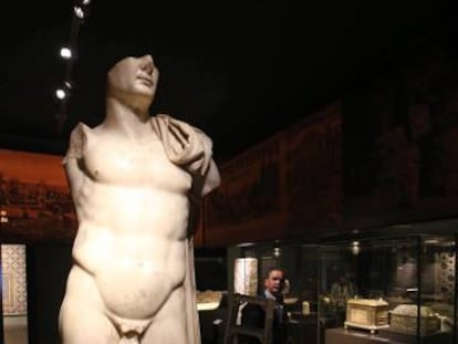 Estatua de Trajano (siglo II), hallada en Itálica, en las salas de la muestra 'El poder del pasado'.