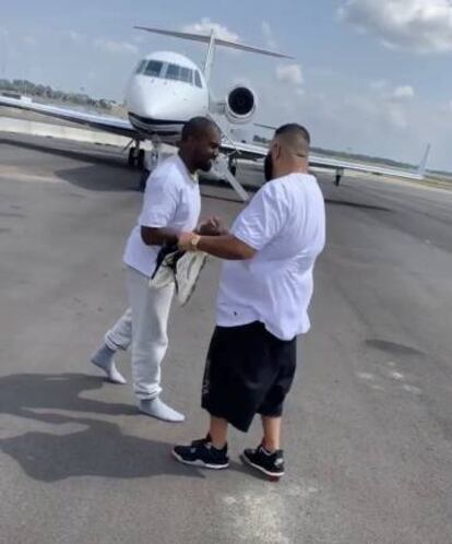 Kanye West entrega un par de zapatillas de su marca Yeezy a Dj Khaled en la pista reservada a jets privados del aeropuerto de Atlanta. No se puede hacer más el millonario.