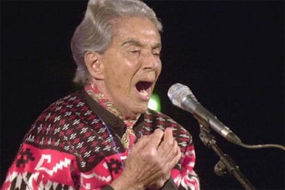 Fotografía de archivo de la cantante mexicana Chavela Vargas en 2004. Hoy a sus 87 años, mantiene una lucidez fruto de una memoria que guarda más de 400 canciones, y un físico producto del ejercicio.