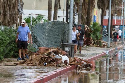 Turistas caminan por una calle llena de restos de escombros en Los Cabos, México, el 6 de septiembre.