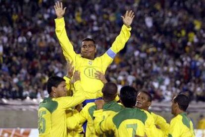 Romario, aupado por sus compañeros de la selección brasileña.
