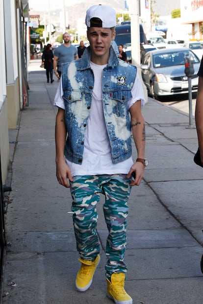 Justin con pantalones de camuflaje de Topman.