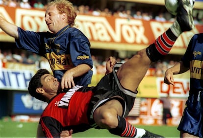 Diego Maradona juega para el Newell’s Old Boys contra Boca Juniors en noviembre de 1993 en Rosario, Argentina.