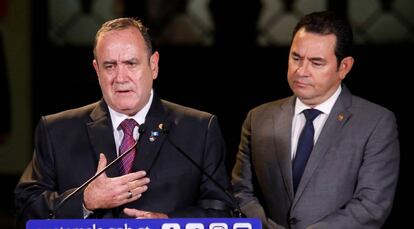 El presidente electo de Guatemala Alejandro Giammattei y el actual mandatario Jimmy Morales.