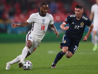 Sterling durante el partido entre Inglaterra y Escocia