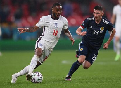 Sterling durante el partido entre Inglaterra y Escocia