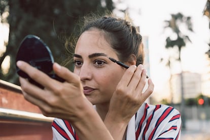 Claudia, experta en marketing digital: "El otro día, fui a visitar a mi familia y nada más verme, mi padre me soltó: 'Anda, te has pintado, ¡qué guapa!'. Hasta aquí todo bien, no le habría dado mayor interpretación, el problema apareció cuando lo remató con un 'Estás mejor así que cuando vienes a veces como una acelga'. Vamos, que el resto del año no estoy tan guapa".