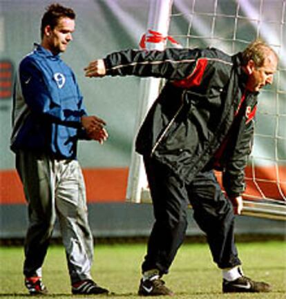 Overmars y Rexach, en el entrenamiento de ayer.