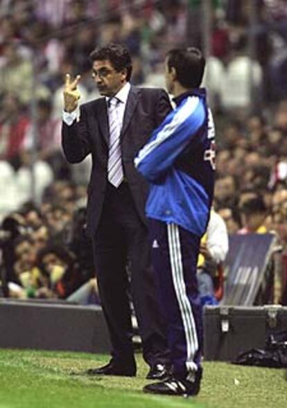 García Remón da instrucciones a sus jugadores en el partido de Bilbao.