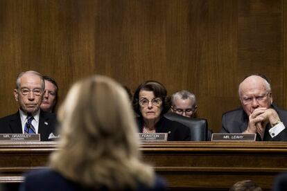 De izquierda a derecha. los senadores Chuck Grassley, Dianne Feinstein y Patrick Leahy escuchan la testificación de Christine Blasey Ford.
