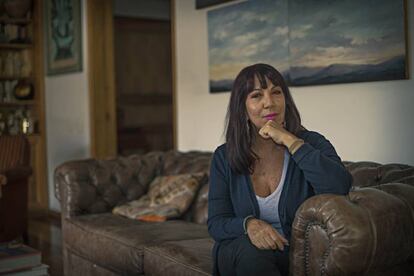 La periodista María Jimena Duzán, en el salón de su casa.