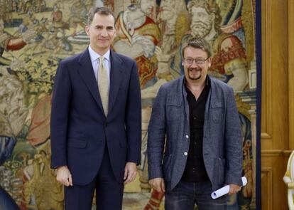 El rey Felipe VI ha recibido hoy en el Palacio de la Zarzuela al portavoz de En Comú-Podemo, Xavier Domènech (d), en su tercera y última ronda de consultas con los líderes políticos para pulsar la posibilidad de proponer un candidato a la investidura antes de que los plazos constitucionales obliguen a disolver las Cortes y convocar nuevas elecciones.