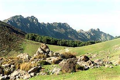 Los Alayos, vistos desde el collado de Chaquetas en la dehesa de Dílar.