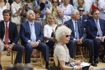 La duquesa de Alba en la inauguraci&oacute;n de una estatua en su honor en los Jardines de Cristina de Sevilla en 2011. 