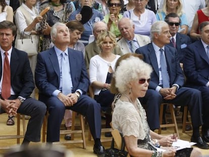 La duquesa de Alba en la inauguraci&oacute;n de una estatua en su honor en los Jardines de Cristina de Sevilla en 2011. 