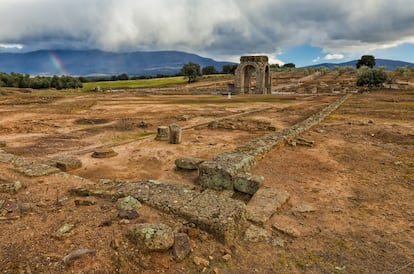 Las ruinas romanas de Cáparra, con su arco 'tetrapylum'.