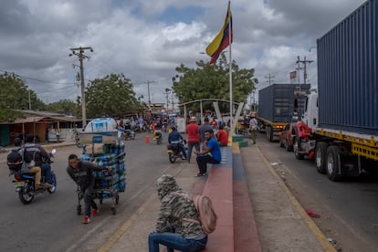 Paraguachon es la frontera entre Colombia y Venezuela, donde hay todo tipo de comercio y muchas personas cruzando y ofreciendo servicios, en Maicao, La Guajira, el 8 de marzo de 2023.