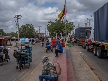 Paraguachon es la frontera entre Colombia y Venezuela, donde hay todo tipo de comercio y muchas personas cruzando y ofreciendo servicios, en Maicao, La Guajira, el 8 de marzo de 2023. 