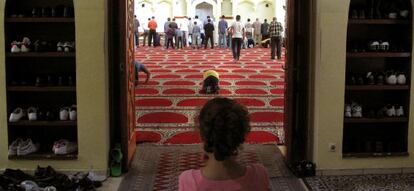 Uma menina olha os fiéis na reza da sexta-feira na mesquita da M-30.