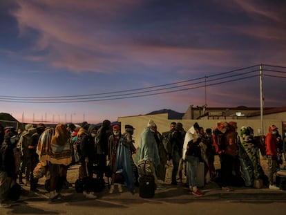 Migrantes hacen fila para entrar a un campamento del Gobierno en Colchane, en diciembre de 2021.