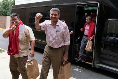 Los nicaragüenses Pedro Vázquez, periodista, y Juan Sebastián Chamorro, político y empresario, festejan al llegar al hotel en el que son recibidos los exiliados, este jueves en Herndon, Virginia (EE UU).