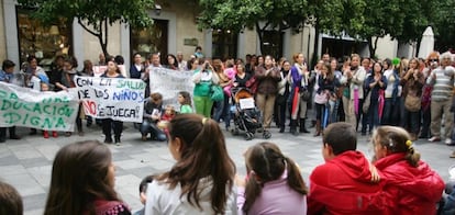 Una de las caceroladas que han convocado los padres de los alumnos en la plaza del Areanal y en la Puerta del Ayuntamiento de Jerez.