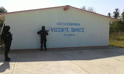 Agentes de la policía resguardan la secundaria en Acapulco.