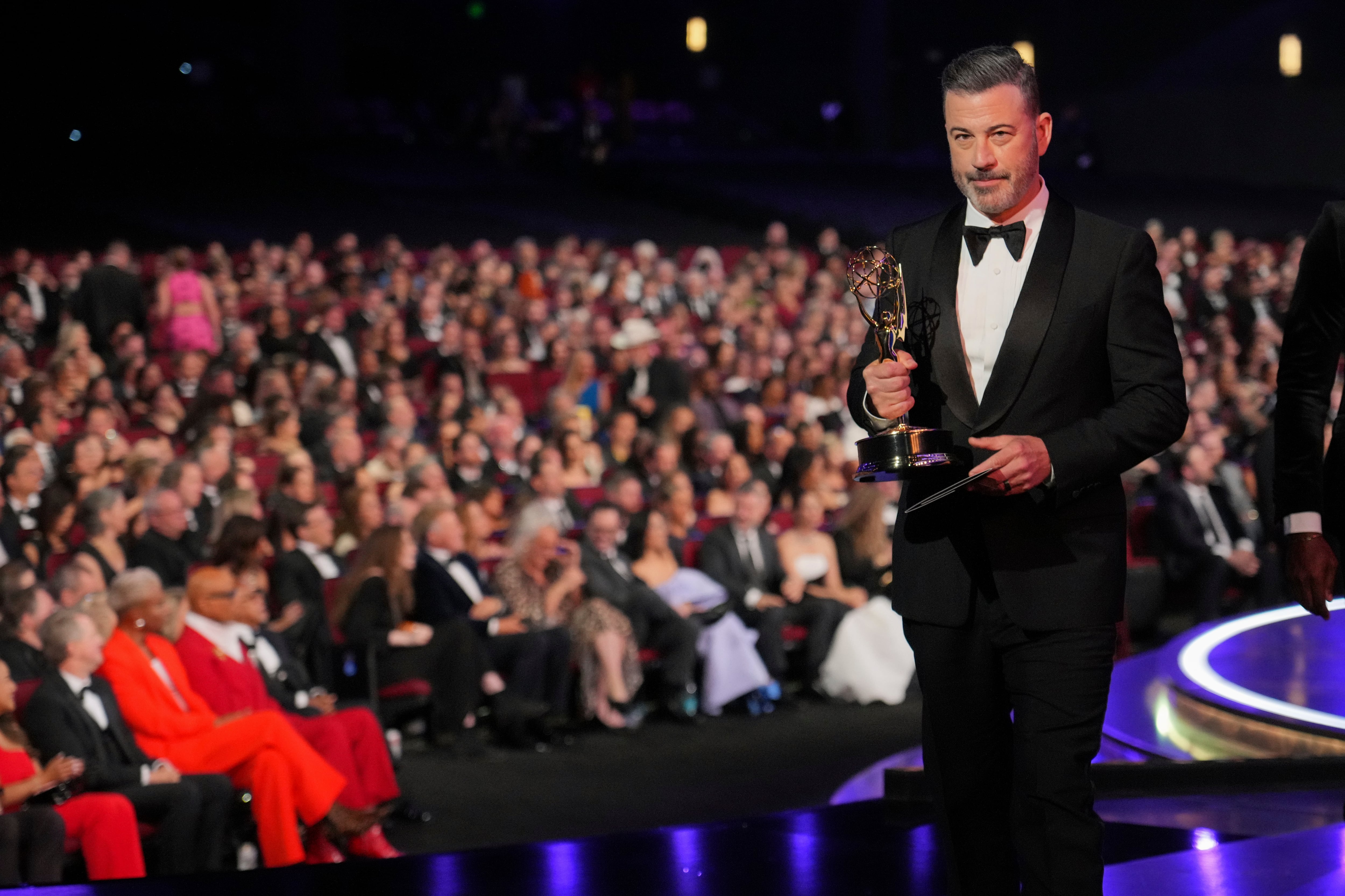 Jimmy Kimmel, el 7 de septiembre, recibiendo un premio Emmy en Los Ángeles.