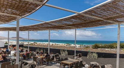 Terraza del restaurante Dunas de Famara, en la localidad de Teguise (Lanzarote).